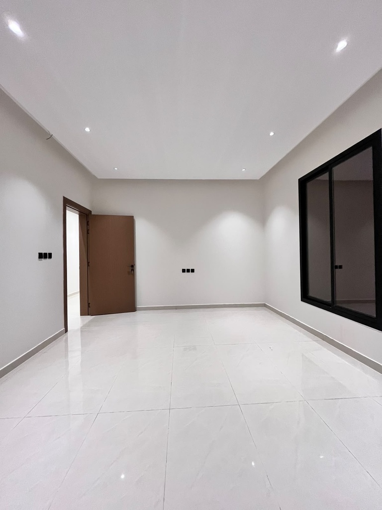 Residential Floor for sale in Al Suwaidi — 300 m² — Image 2