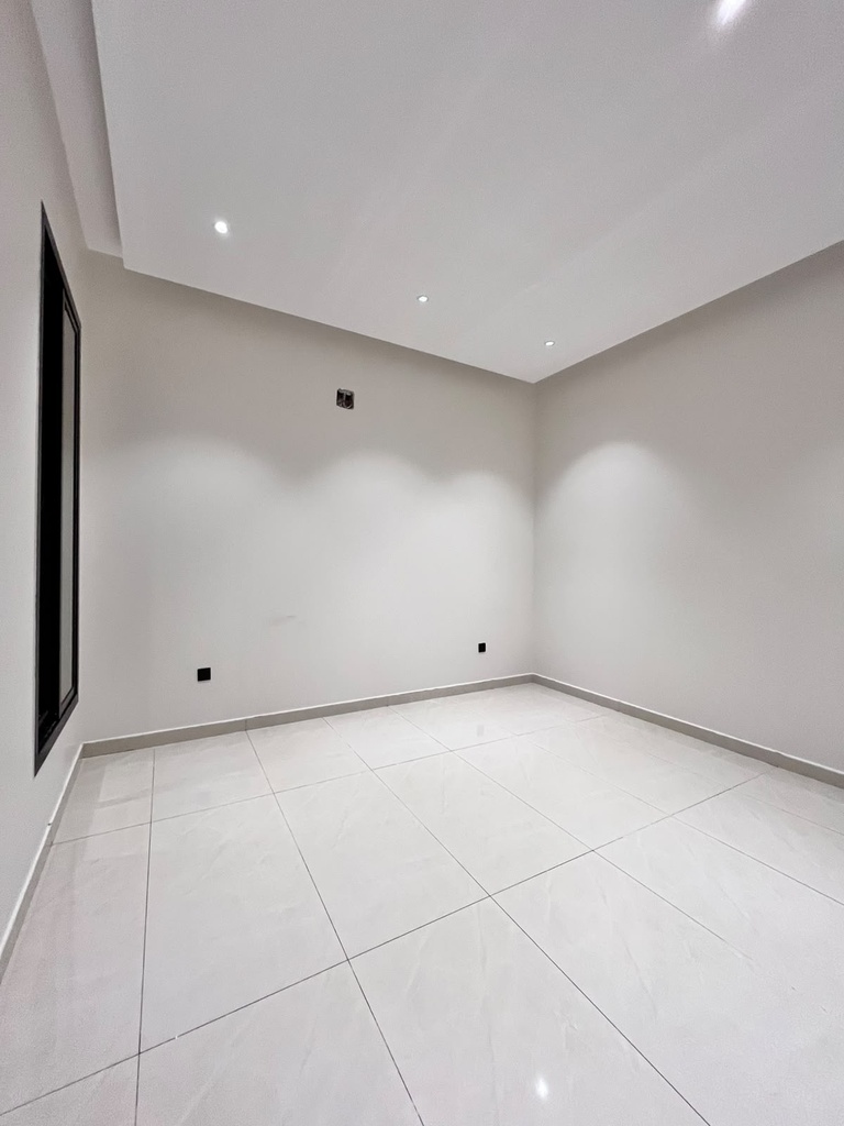 Residential Floor for sale in Al Suwaidi — 300 m² — Image 4