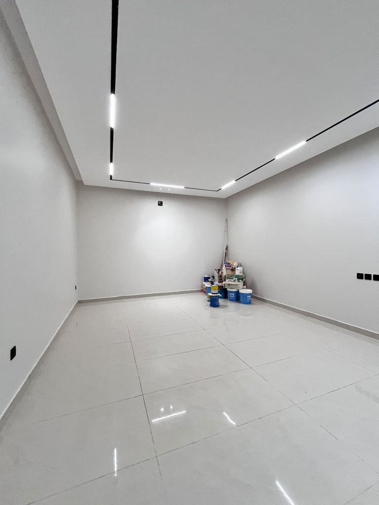 Residential Floor for sale in Al Suwaidi — 300 m² — Image 7