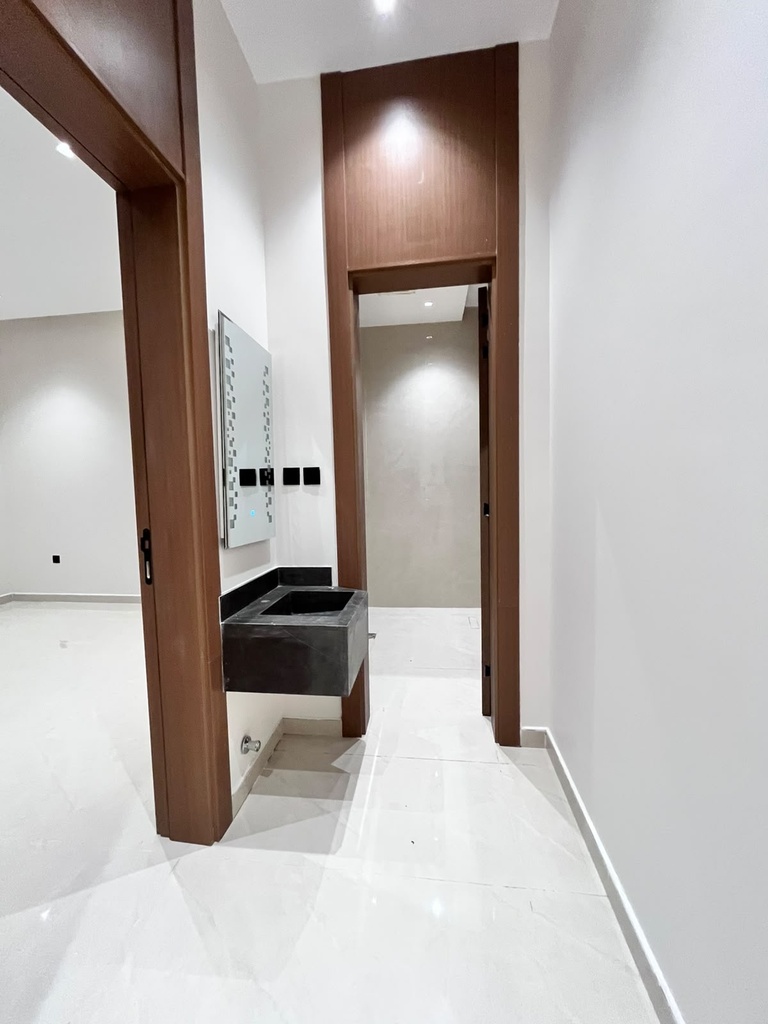 Residential Floor for sale in Al Suwaidi — 300 m² — Image 9