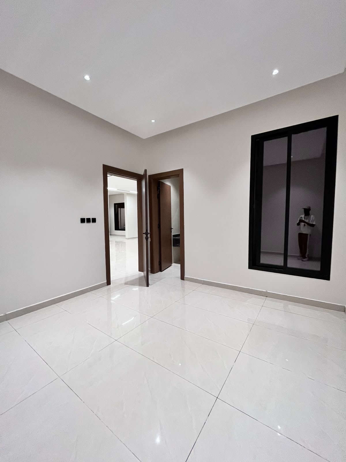 Residential Floor for sale in Al Suwaidi — 300 m² — Image 1